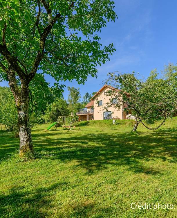 Notre maison d'hôtes située en pleine nature, en bordure de forêt, entourée de bois et de parcs, à 800m du village de Ballay situé à 5 min de Vouziers dans les Ardennes crédit photo: Thibaut Schenkel