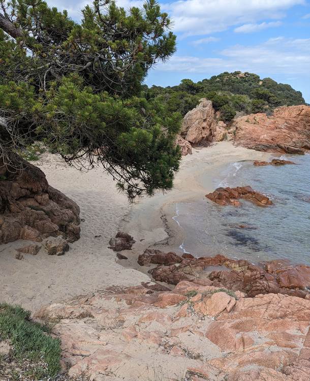 petite-crique-sable-rochers-cala-rossa