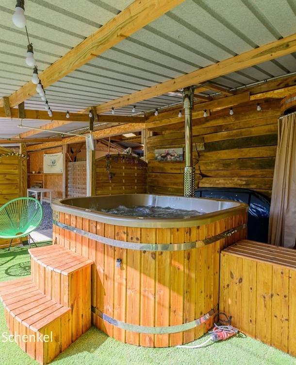 Espace bien-être : bain nordique avec eau chauffée à 38°C et douche extérieure. crédit photo Thibaut Schenkel