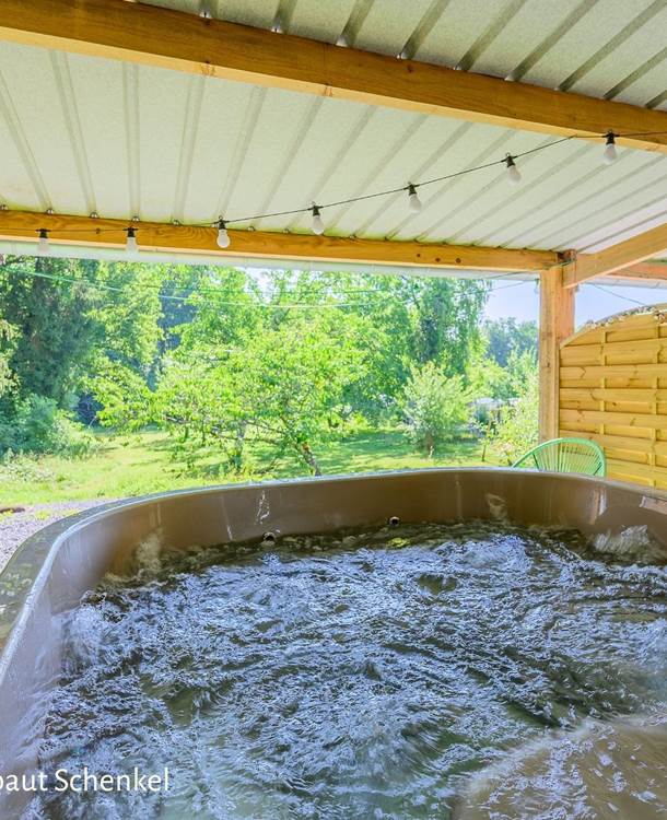 Espace bien-être : bain nordique avec eau chauffée à 38°C et douche extérieure. crédit photo Thibaut Schenkel