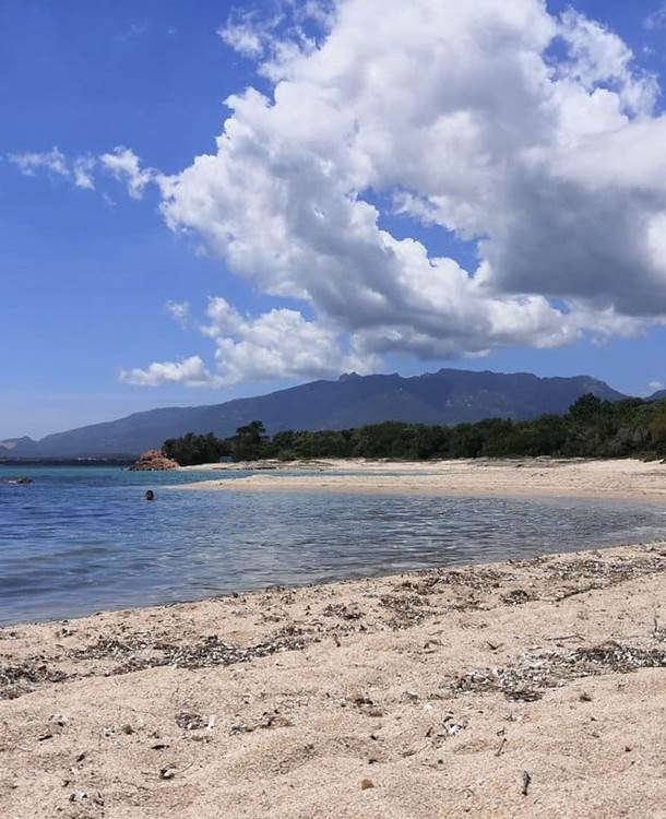 plage-sable-rochers-vue-montagne