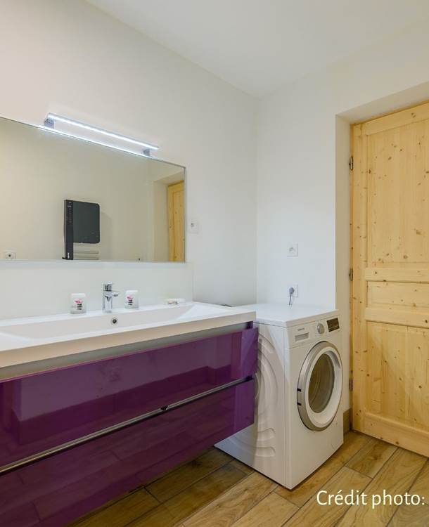 salle de bains et sa machine à laver crédit photo : Thibaut Schenkel