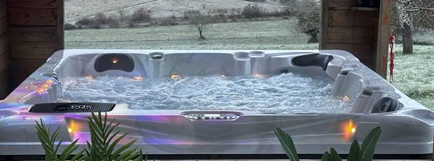grand jacuzzi 5 personnes avec 2 places couchées + 3 assises