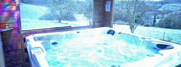 jacuzzi 5 personnes. 2 places couchées + 3 assises