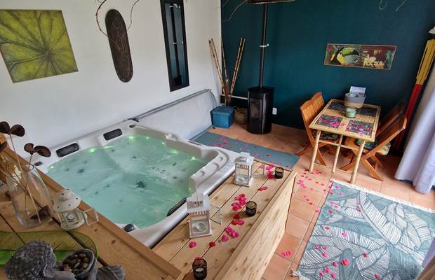 Séjour avec poêle a granulé et jacuzzi privatif
