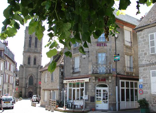 Notre établissement se situe sur la place principale du village