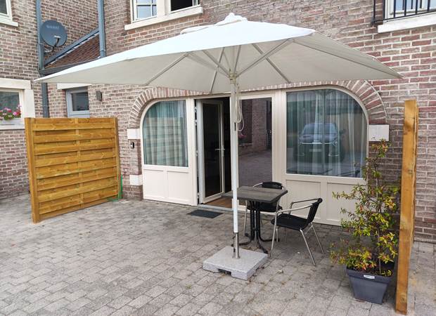 Entrée indépendante par la cour, terrasse privative face au studio