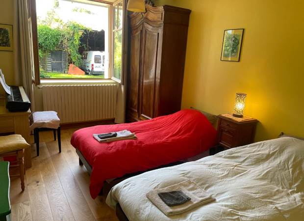 Deux lits simples confortables 