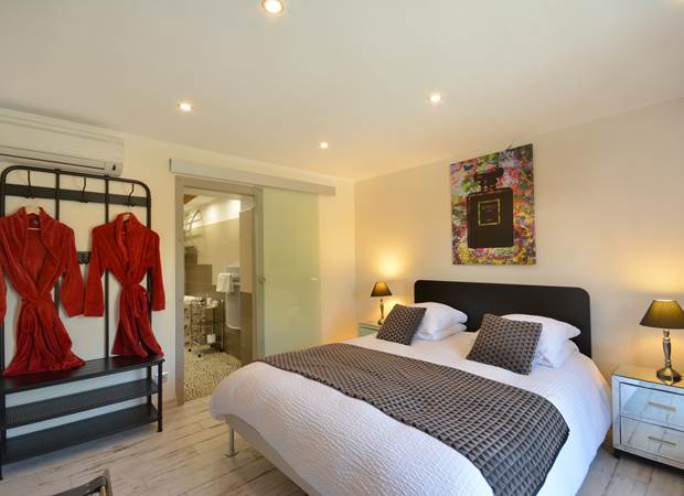 la chambre de julien , queen size bed