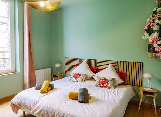 Une chambre lumineuse et élégante avec un lit king size de 180 × 200 cm, modulable en deux lits simples de 90 × 200 cm selon vos besoins. Un espace confortable et apaisant pour des nuits reposantes à Troyes.