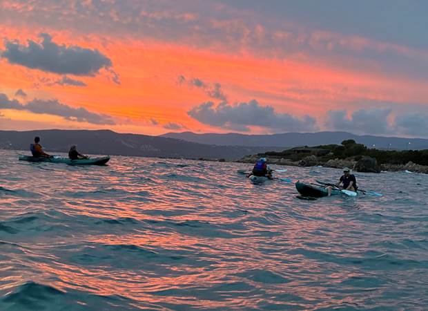 Soleil rougeoyant Abbartello kayak Corse du Sud