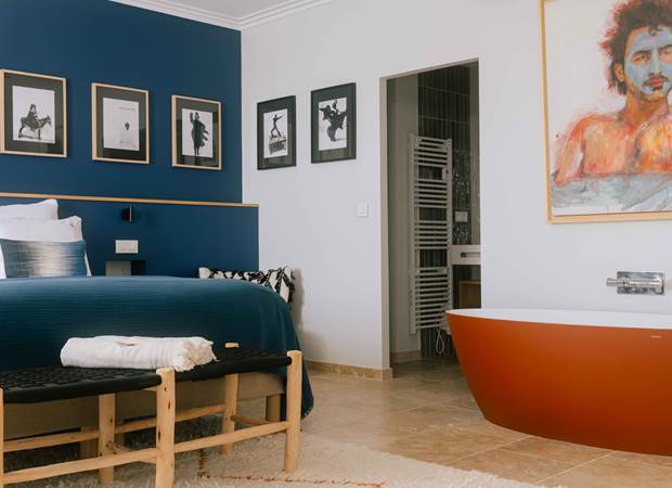 6 BD la suite Royale Marcelle possede une baignoire et une douche