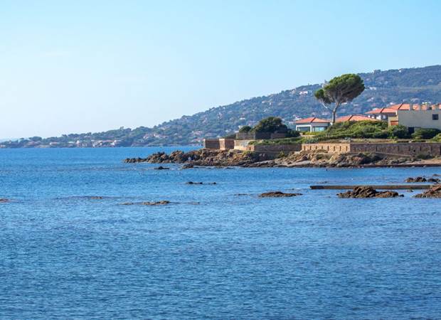 Bord de mer a` Sainte-Maxime - Vue sur la baie de Saint-Tropez