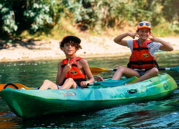 Les enfants profitent d’une balade en kayak sur l’Aveyron dans une ambiance ludique et familiale au cœur d’une nature préservée.