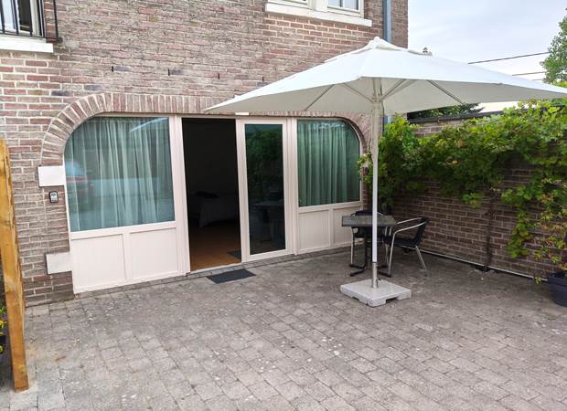 Accès indépendant via la cour, terrasse privative face au studio