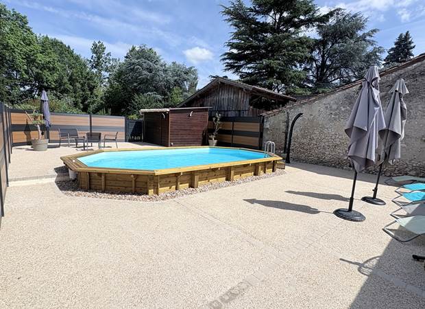 Piscine - transats - salon jardin - parasol