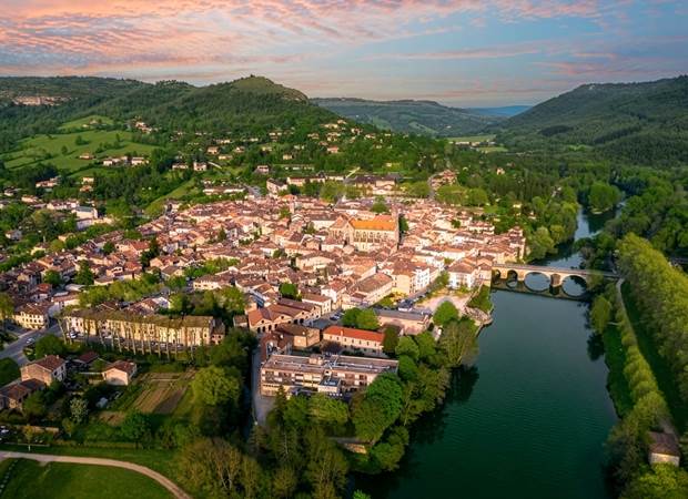 Vue aérienne de Saint-Antonin-Noble-Val au coucher du soleil, point de départ idéal pour une descente en canoë dans les Gorges de l’Aveyron.
