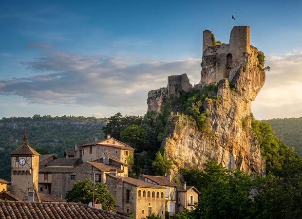 Le château de Penne domine les Gorges de l’Aveyron au coucher du soleil, offrant un panorama spectaculaire sur l’un des plus beaux villages médiévaux de la région.