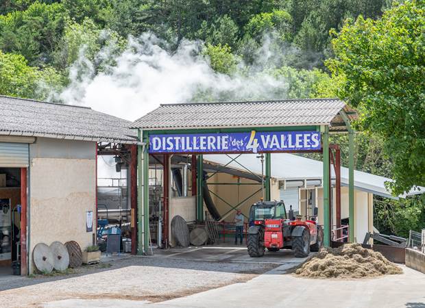 Façade de la Distillerie des 4 Vallées à Chamaloc au pied du Vercors