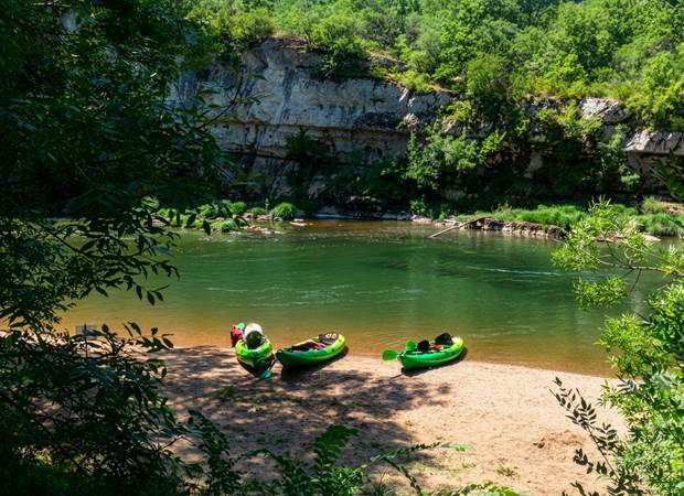 Kayaks au bord de l'Aveyron, prêts à s'élancer dans les Gorges de l'Aveyron