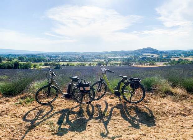 Vélos électriques devant paysage provençal