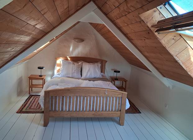 Petite chambre mansardée