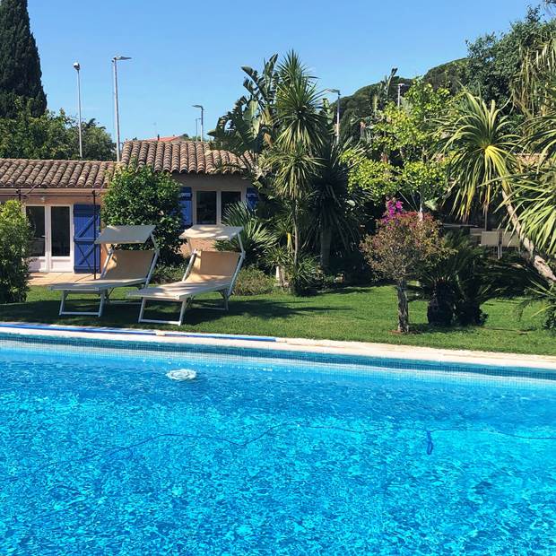 coin piscine maison bleue