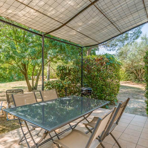 Les Mazets du Rouret - terrasse du Frêne vue sur terrain pétanque