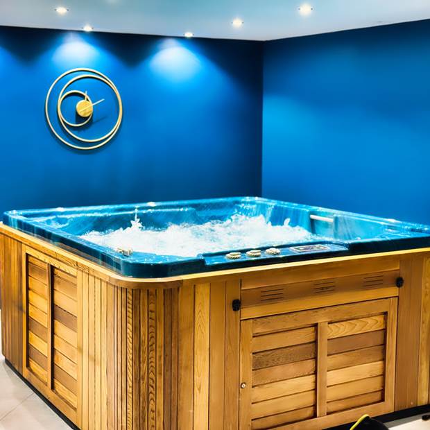 Jacuzzi privatif en bois dans spa intimiste – Spa Le Magnolia