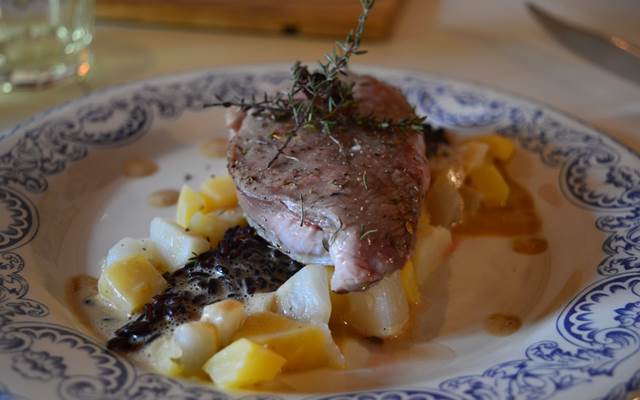 Veau sauce sauternes, radis glacés et riz noir