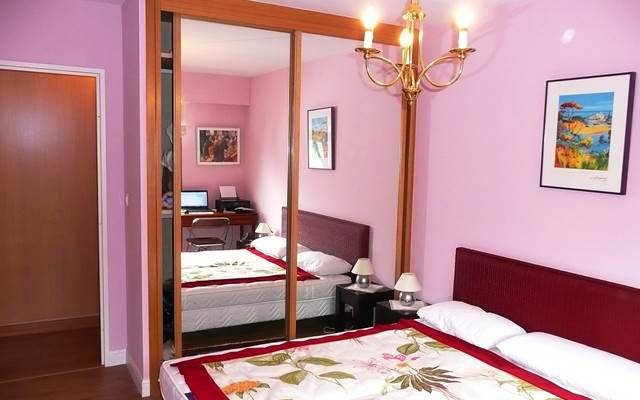 Appart Saint Jean de Luz centre vile chambre lit 2 places vue placard caution.jpg