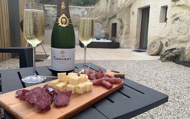 planche-gite-troglodyte-couple-chinon-touraine