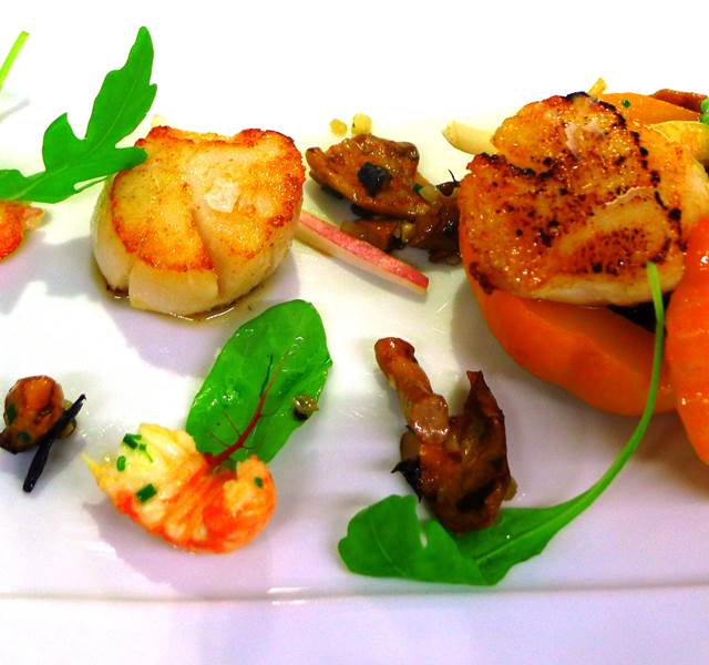 8509-Les-Coquilles-Saint-Jacques-en-bonbonniy-re-Ecrevisses-et-Champignons-jus-yy-l-AoHuile-de-Pignons-de-Pin