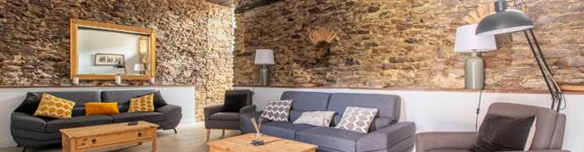 Bramley : vaste salon pierres et poutres apparentes