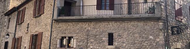 façade de la maison saint Jacques avec sa terrasse