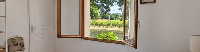 Chambre lumineuse avec vue sur les vignes