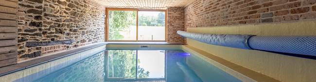 Piscine intérieure chauffée du gîte Villa Hérisson en Wallonie, idéale pour un séjour en famille ou entre amis