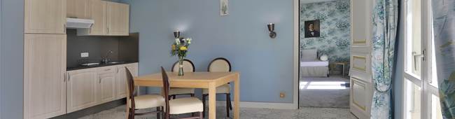 Gîte Junior Suite Gentilhommière 24 - 25 cuisine séjour et canapé-lit 2 couchages - balcon vue parc