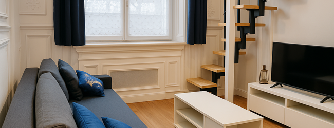 Salon avec un bel escalier en spirale, la chaleur du bois pour une ambiance montagnarde