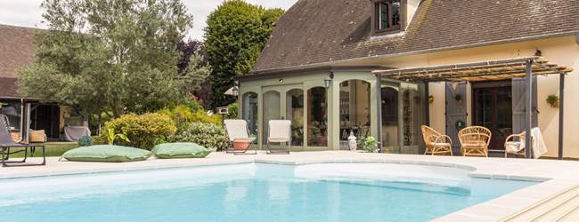 Le Gîte avec son accès directe à la piscine et sa vue imprenable sur le parc