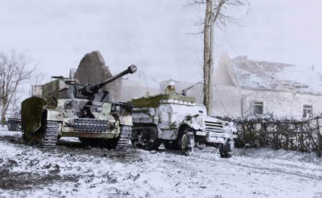 Halftrack de la 35ème division infanterie et un Panzer IV avec  en arrière plan les ruines de la ferme Joseph Gaspard