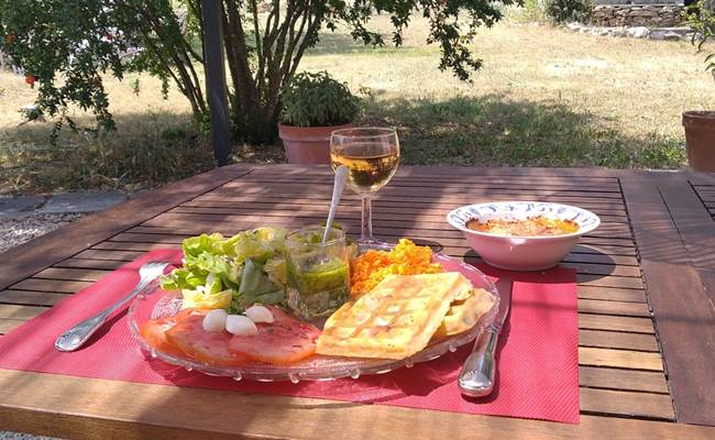 Assiette repas à l'ombre de la pergola