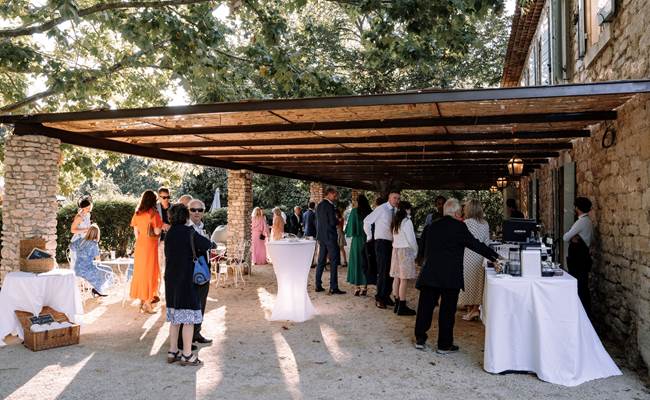 Petit déjeuner sous la pergola