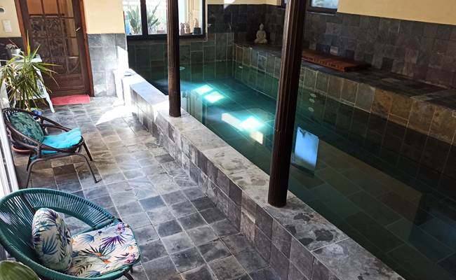 vue de la piscine intérieure en pierre