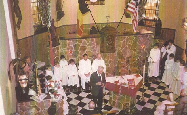 En 1984, Sir Alden Todd dans le choeur de la chapelle de Foy, lors de la cérémonie officielle de la remise de la clochette