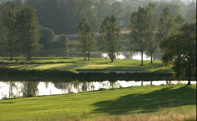 Le Golf de la Jonchère, écrin de verdure offrant un parcours 18 trous dans un panorama exceptionnel