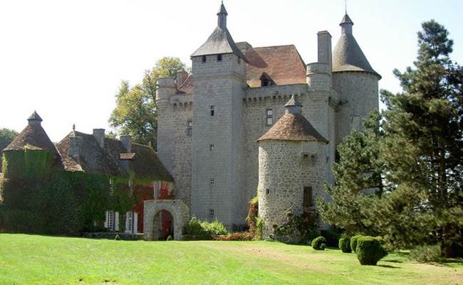 Le Château de Villemonteix, Monument Historique à l'architecture XVe siècle préservée