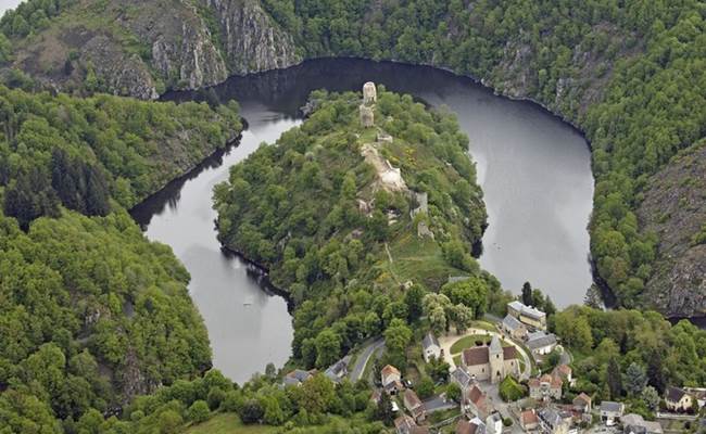Crozant, bourg perché sur un promontoire dominant la Creuse et la Sédelle