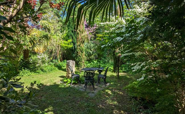 au centre du jardin, une stèle