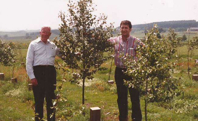 Alden Todd avec son fils dans le Bois de la Paix près de Bizory
